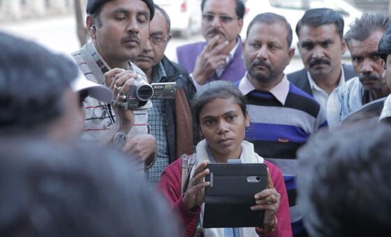 La democracia sale cara sin mujeres en los medios: la solución está en el periodismo de base